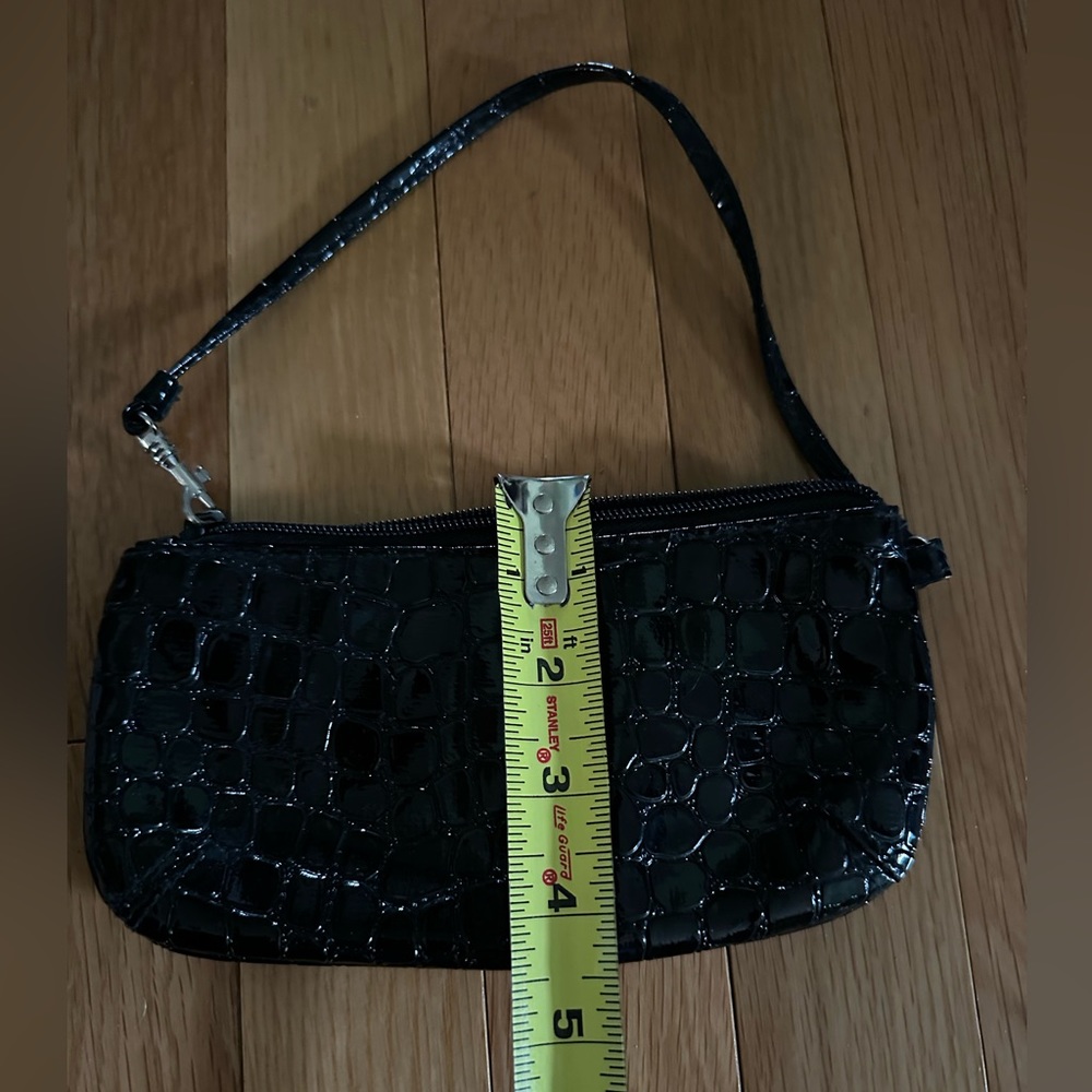 Black Patent Leather wristlet. Fits cellphone, cash, credit cards and lipstick. - Picture 2 of 5
